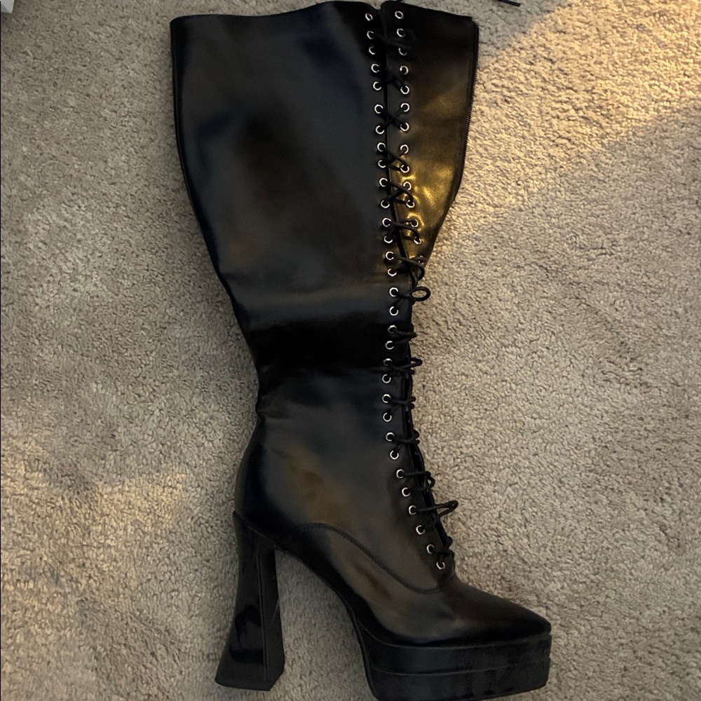 NWT Pointed lace up boots